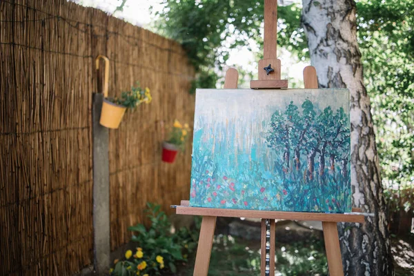 Tripé com aquarela desenho sobre tela no quintal — Fotografia de Stock