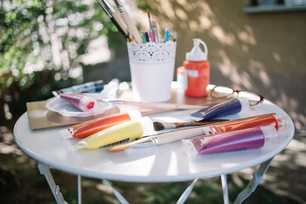 塗装管とブラシ付きテーブルのクローズアップビュー — ストック写真