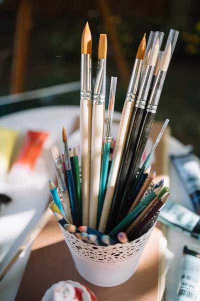 Panela branca com pincéis e lápis novos — Fotografia de Stock