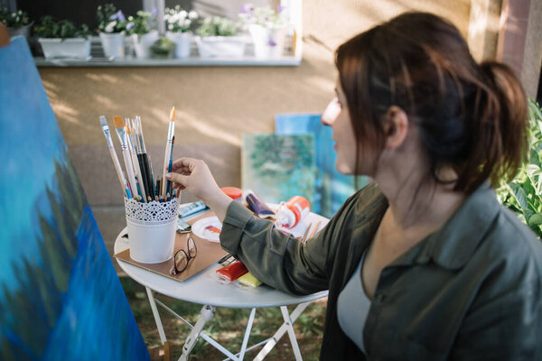 Не в фокусе девушка получает щетку со стола на открытом воздухе