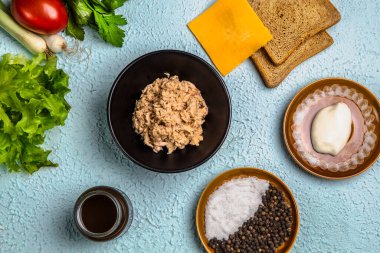 Masada ton balığı, ekmek, peynir ve sebze dilimleri olsun.