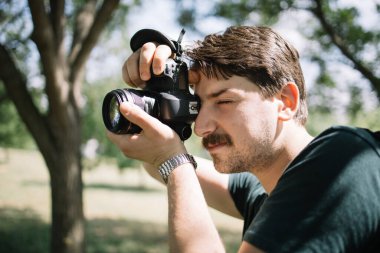 Kamera görüntüleyicisinden bakan adamın yakın çekim görüntüsü
