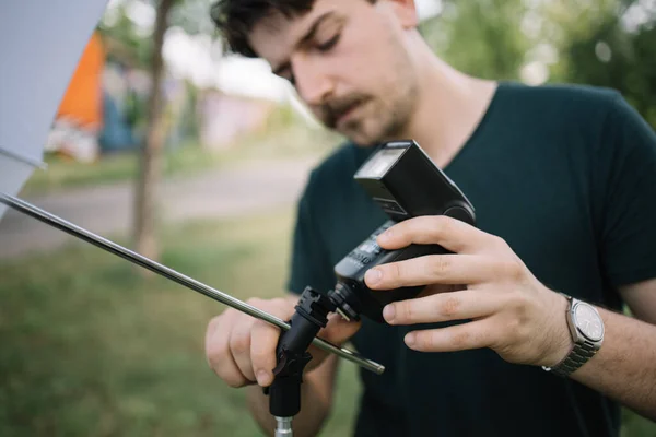 Muž nastavení fotografů vybavení pro focení — Stock fotografie