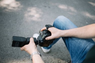 Dışarıdaki kameradan flaşı çıkaran adamın yakın plan görüntüsü