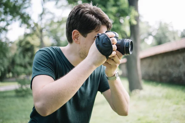 Retrato del hombre mirando a través del visor de cámara —  Fotos de Stock