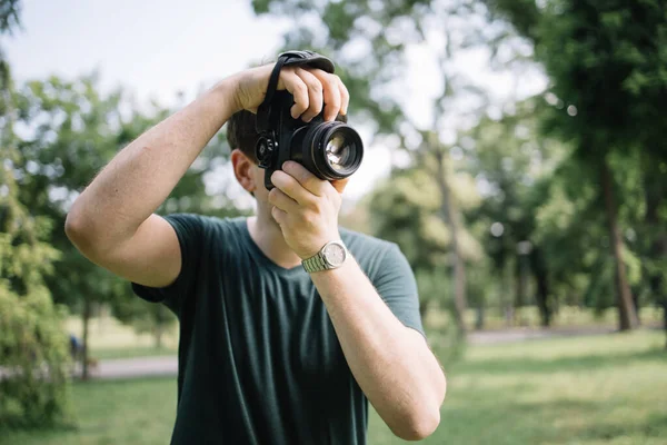 Első nézet az ember fotózás a természetben — Stock Fotó