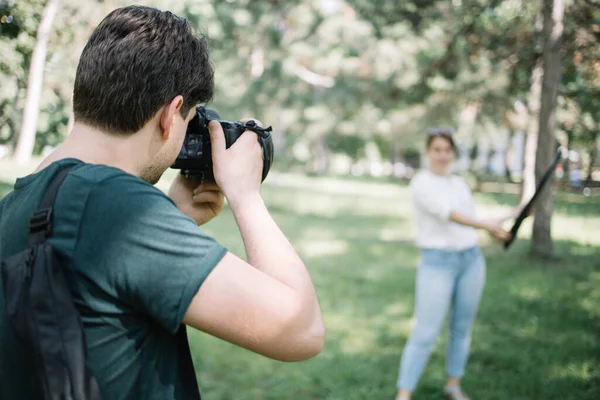 Fotógrafo tirar fotos de mulher desfocada com refletor — Fotografia de Stock