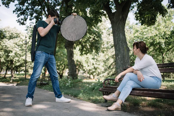 Férfi fotós fényképez lány a természetben — Stock Fotó