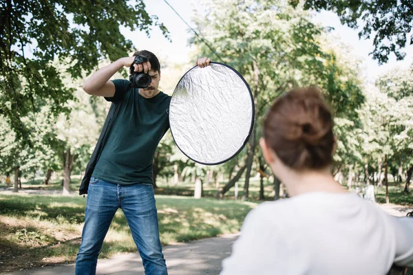 Fotografer mengambil foto dari model perempuan yang tidak fokus Stok Lukisan  