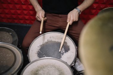 Davul çalan tanınmayan bir adamın fotoğrafı.