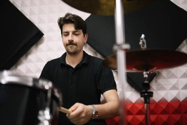 Ses geçirmez stüdyoda rock müzik davulcusunun tekrarı