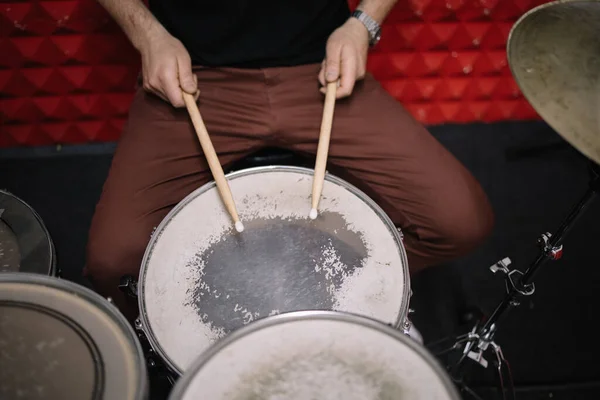 Oříznutý pohled na muže hrajícího na bicí ve studiu — Stock fotografie