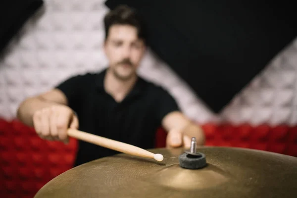 Out of focus man holding sticks and playing cymbals — Stock Photo, Image