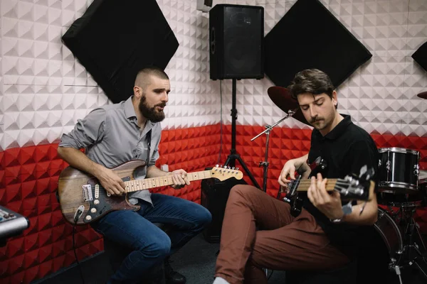 Dva kytaristé nahrávají zvuk v hudebním studiu — Stock fotografie