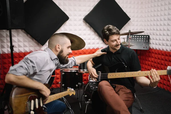 Kytaristé sedí ve zvukotěsném studiu a usmívají se — Stock fotografie