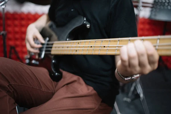 Vista ravvicinata delle mani maschili che suonano la chitarra elettrica — Foto Stock