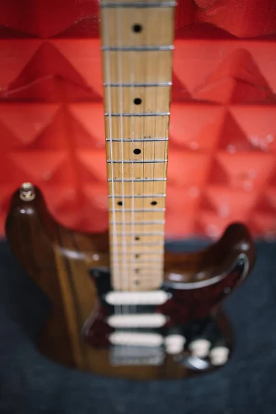 Vista de ángulo alto con enfoque selectivo de guitarras cuello —  Fotos de Stock
