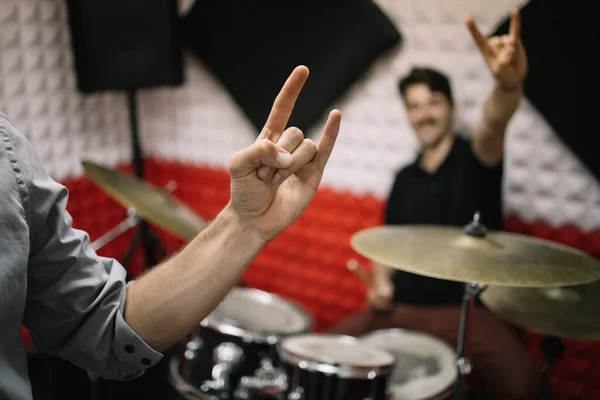 Manos masculinas mostrando señal de mano de rock and roll —  Fotos de Stock