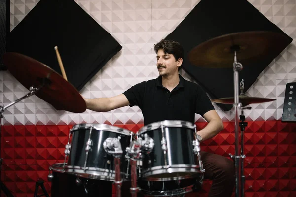Muž interpret nahrávání hudby při hraní na bicí set ve studiu Stock Fotografie
