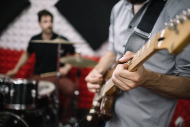Bulanık erkek rock müzisyeni elektro gitar çalıyor.