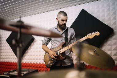 Elektro gitar çalan rock müzisyeninin bulanık zillerini izle