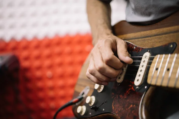 Vista ravvicinata delle mani del musicista maschile che suona la chitarra — Foto Stock
