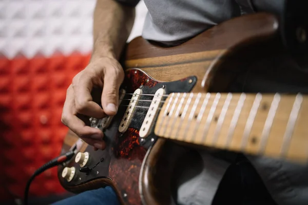 전기 기타를 연주하는 남자 음악가의 손 — 스톡 사진