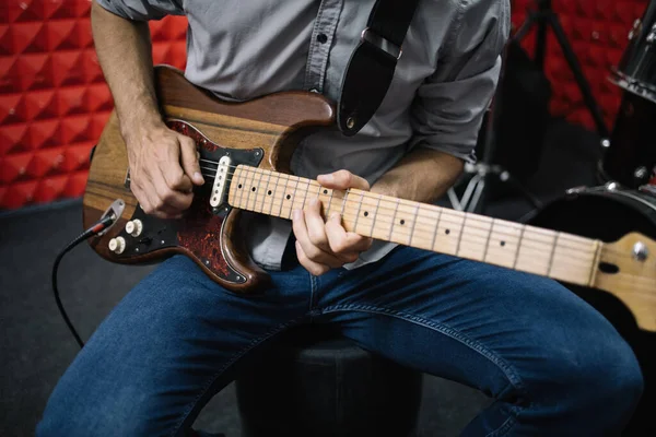 Imagen recortada del guitarrista eléctrico en estudio insonorizado —  Fotos de Stock