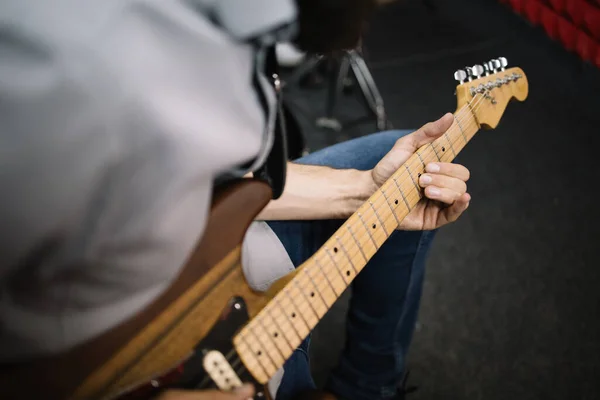 Vista da vicino se un musicista di sesso maschile suona la chitarra elettrica — Foto Stock