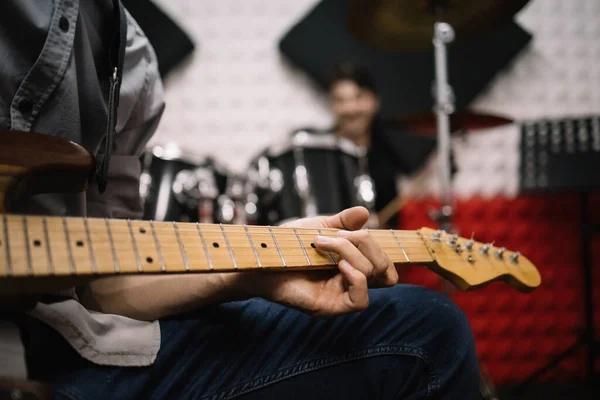 Músico masculino recortado tocando la guitarra en el estudio —  Fotos de Stock