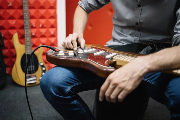 Vista de cerca del músico masculino con guitarra eléctrica —  Fotos de Stock