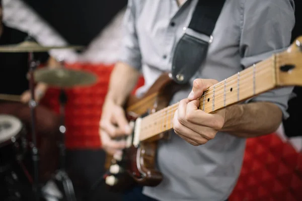 Обрезанный гитарист играет на электрогитаре — стоковое фото