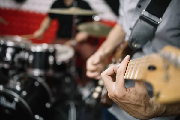 Imagen de enfoque selectivo de la banda tocando instrumentos de música —  Fotos de Stock