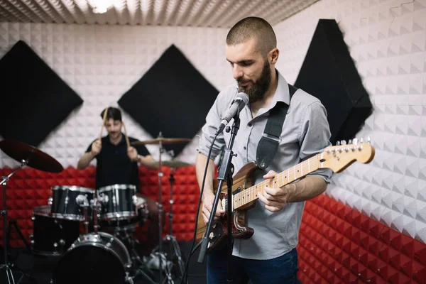 Gruppo rock che lavora in studio di registrazione musicale — Foto Stock