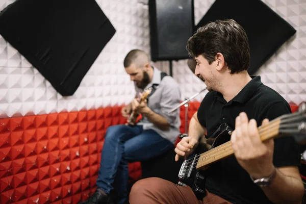 Dva kytaristé s jam session v zvukotěsné místnosti — Stock fotografie