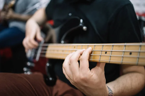 Vista de cerca del guitarrista masculino recortado tocando el bajo —  Fotos de Stock