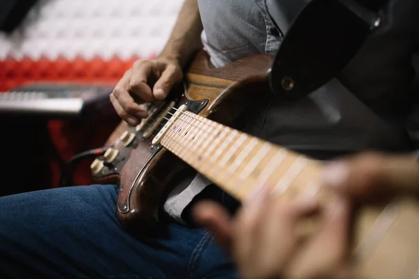 Händer manlig gitarrist spelar elgitarr Stockfoto