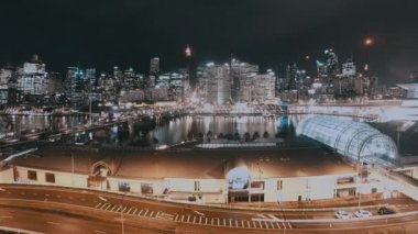 Canlı Day To Night Cityscape Time Lapse Of Darling Harbour Skyline Sydney Nsw Avustralya Cbd Köprü Tekneler ve Insanlar Marina Ve İskeleler Etrafında Yürüyüş Dahil Yoğun Gece Hayatı Trafik Gösteren