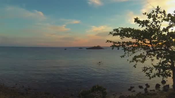 Filipijnse visser vissen op Outrigger boot bij zonsondergang time lapse Filipijnen — Stockvideo