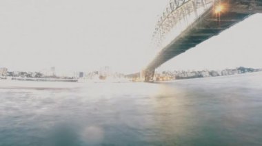 Sidney Limanı Köprüsü Gündüz den Gece Yekpişme Luna Park Skyline'ın Sidney Dairesel Rıhtım Limanı'ndaki Kayaların Yanında Aşırı Renkli Işıklar ve Aydınlatmalar Su ve Tekne Trafiğini Yansıtıyor