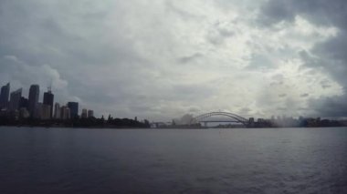 Sydney Harbour Bridge Time Lapse Sydney Opera House Skyline & Cloudscape ile, Shot Yeni Güney Galler Avustralya Royal Botanik Bahçeleri From Cloudy & Stormy Sky Above ile Seawater Over Yağmurlu Bir Günde
