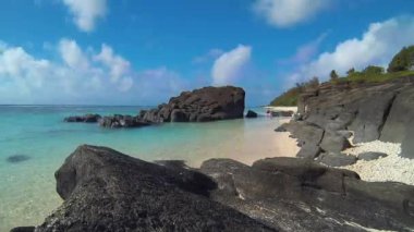 Pasifik Okyanusu'nda Balıkçı Balıkçılık Aitutaki Lagün Tropikal Reef Doğal 180 Derece Panoramik Zaman Atlamalı Görünümü. Cook Adaları Polinezyası Güney Pasifik'te Plajdan Bulutlu Mavi Gökyüzü ile Güneşli Günde Shot