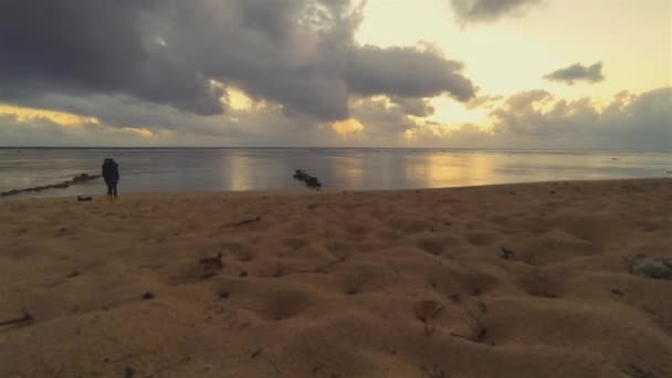 多云的风暴夜海景时间在拉拉通加库克群岛热带海滩 与一群人交谈和观看日落海滩岩石在海岸线 拍摄自拍照片在南太平洋 — 图库视频影像