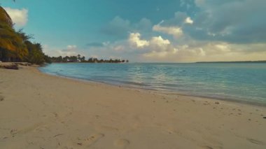 Açık Manzara Beach Time Lapse A Fisherman Balıkçılık & Yürüyüş Aitutaki Lagün Tropikal Resif Pasifik Okyanusu'nda Güneşli Günde Cook Adaları Polinezyası Güney Pasifik Bulutlu Mavi Gökyüzü ile