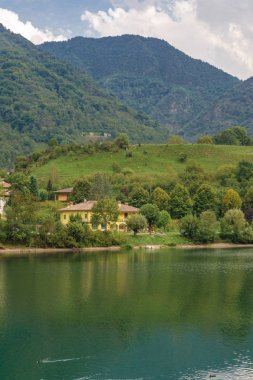Italya 'da Idro Gölü muhteşem görünümü