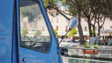 Desenzano del Garda gölünde park edilmiş mavi maymun piaggio yakın 