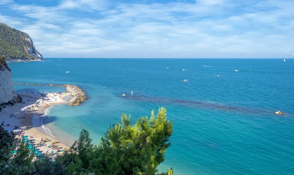 İtalya 'daki Sirolo' nun güzel manzarası. Meşhur gökyüzü manzarası