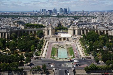 Trocadero Meydanı ve Dfense üzerinde Eyfel Kulesi 'nden görünüm