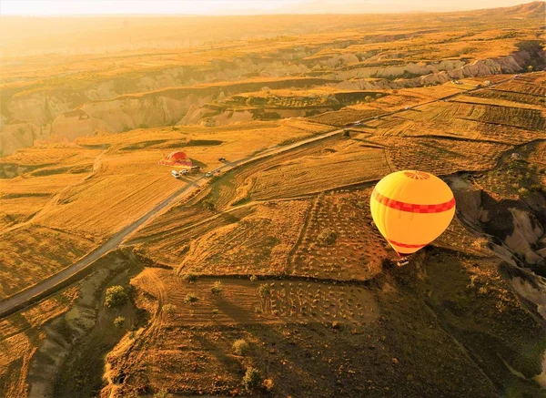 Sarı Balon Dağlar Yol Şafakta Bir Sonbahar Güneşli Gün Üzerinde — Stok fotoğraf