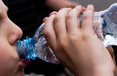 plastik bir şişeden çocuk içme suyu